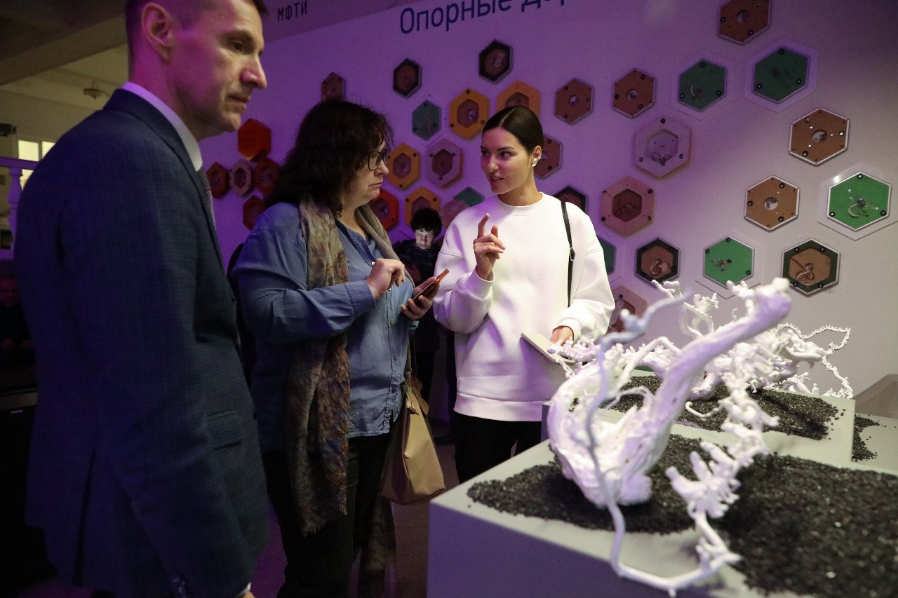 Новое искусство в Долгопрудном: в МФТИ открылась уникальная выставка Новое искусство в Долгопрудном: в МФТИ открылась уникальная выставка