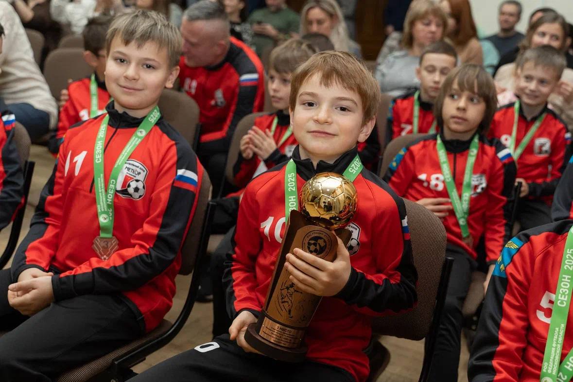Глава Жуковского наградил юных футболистов по итогам сезона 2025 года Глава Жуковского наградил юных футболистов по итогам сезона 2025 года