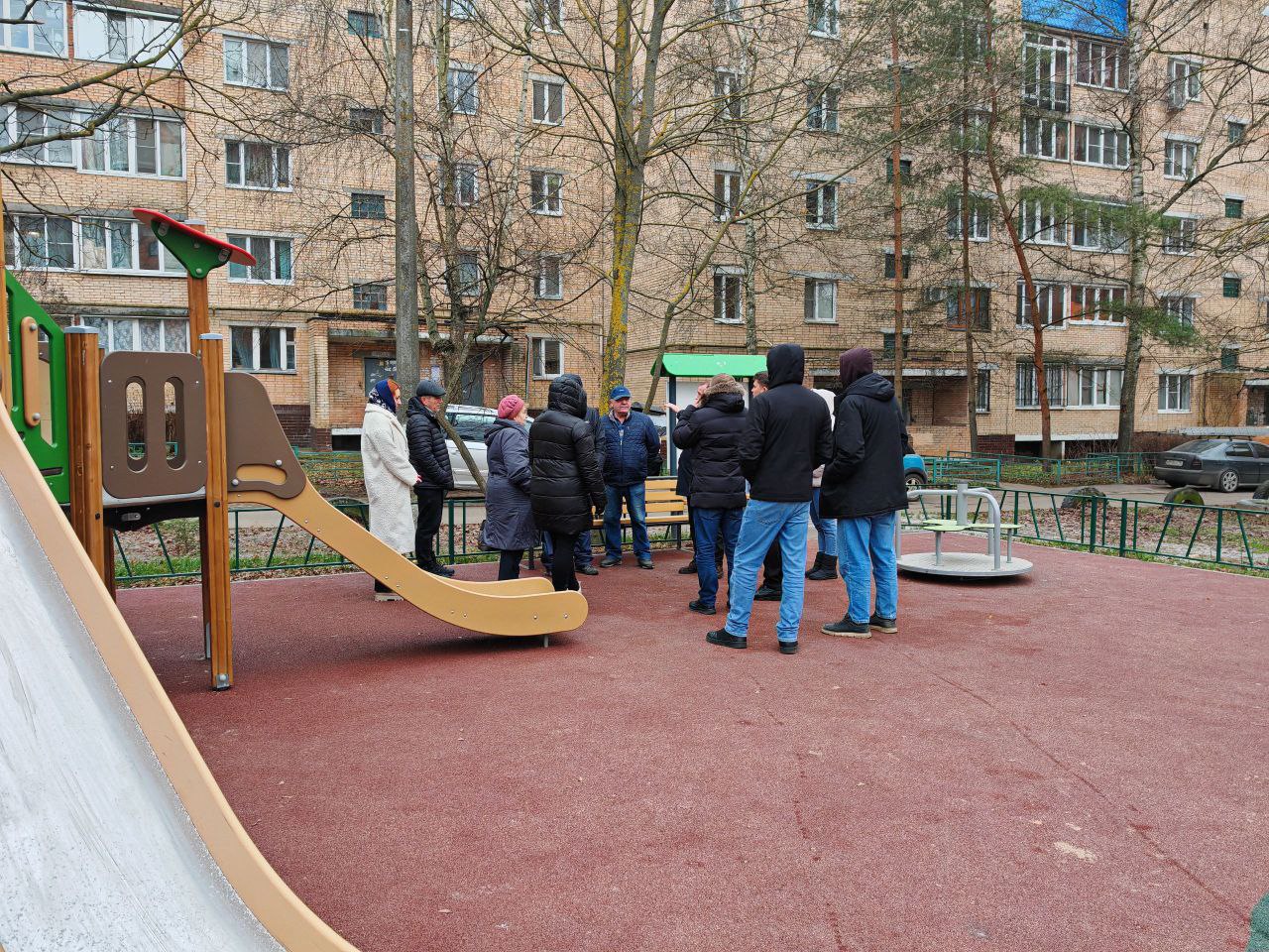 Сегодня состоялась встреча с жителями и обход внутридворовых территорий по адресу: ул. Чехова, д. 73 Сегодня состоялась встреча с жителями и обход внутридворовых территорий по адресу: ул. Чехова, д. 73