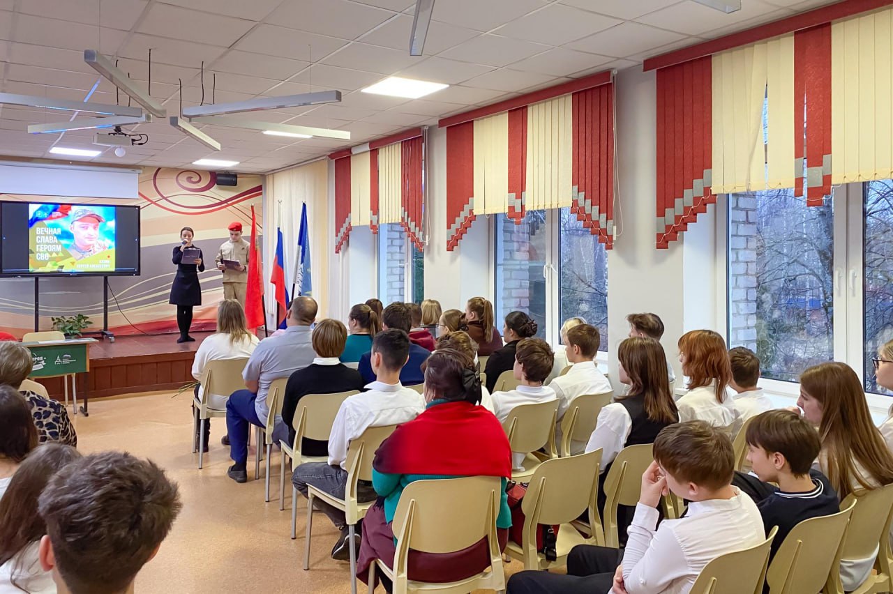 В День Героев Отечества в Сергиево-Посадской школе №14 открыли «Парту Героя» в память об участнике СВО Сергее Кузине В День Героев Отечества в Сергиево-Посадской школе №14 открыли «Парту Героя» в память об участнике СВО Сергее Кузине