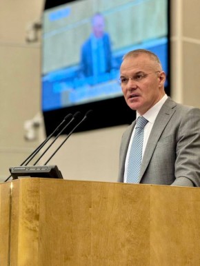 Государственная Дума во втором и третьем чтениях одобрила важные поправки, усиливающие социальную защиту детей из семей военнослужащих, сотрудников силовых ведомств, правоохранителей и добровольцев