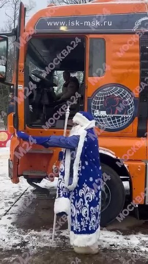 Пора!. Вековая ёлка из Подмосковья к путешествию готова — её упаковывали два дня