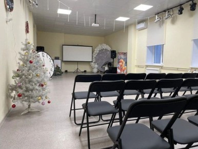 В Доме культуры «Красный горняк» МУ «ВКМЦК и Т «Истоки» выполнен ремонт, завершающим этапом которого стало оснащение мебелью помещений