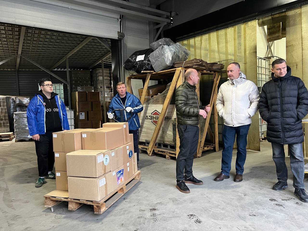 8 декабря пушкинский депутат Дмитрий Кульков совместно с волонтером Андреем Коровкиным организовали передачу крупной партии гуманитарной помощи 8 декабря пушкинский депутат Дмитрий Кульков совместно с волонтером Андреем Коровкиным организовали передачу крупной партии гуманитарной помощи