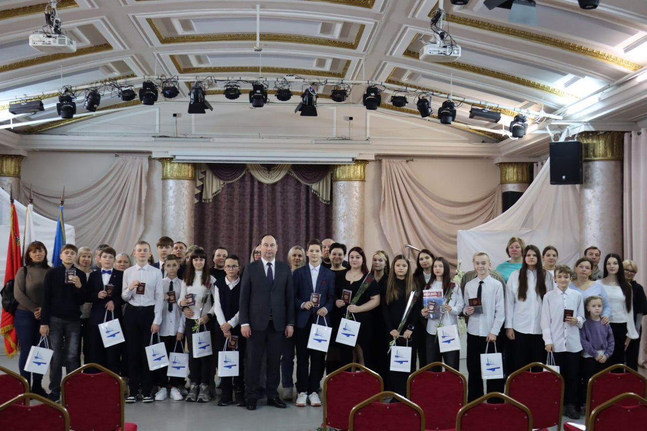 Юные жители городского округа Ступино получили первые паспорта в День Героев Отечества Юные жители городского округа Ступино получили первые паспорта в День Героев Отечества