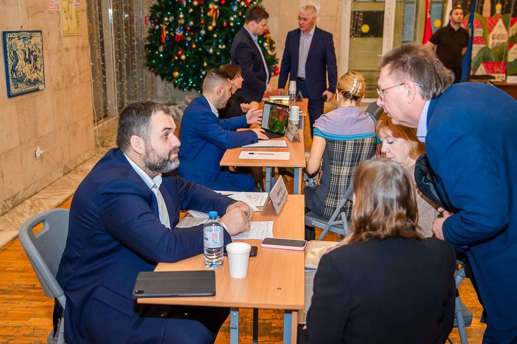 Андрей Иванов: Провели личный приём в Заречье — работали в КДЦ посёлка вместе с профильными заместителями Андрей Иванов: Провели личный приём в Заречье — работали в КДЦ посёлка вместе с профильными заместителями