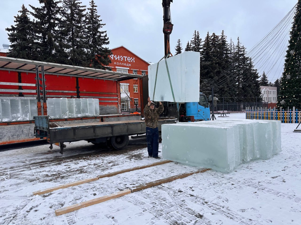 В Долгопрудном начинается строительство сказочного ледового городка В Долгопрудном начинается строительство сказочного ледового городка