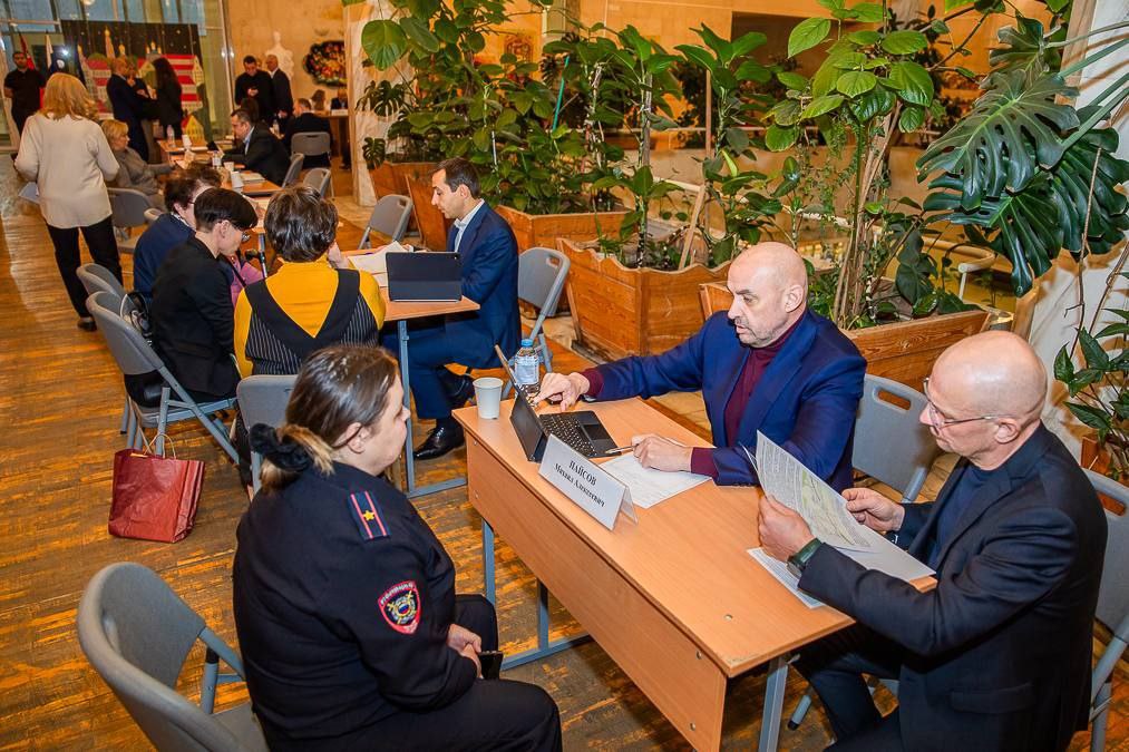 Андрей Иванов: Провели личный приём в Заречье — работали в КДЦ посёлка вместе с профильными заместителями Андрей Иванов: Провели личный приём в Заречье — работали в КДЦ посёлка вместе с профильными заместителями