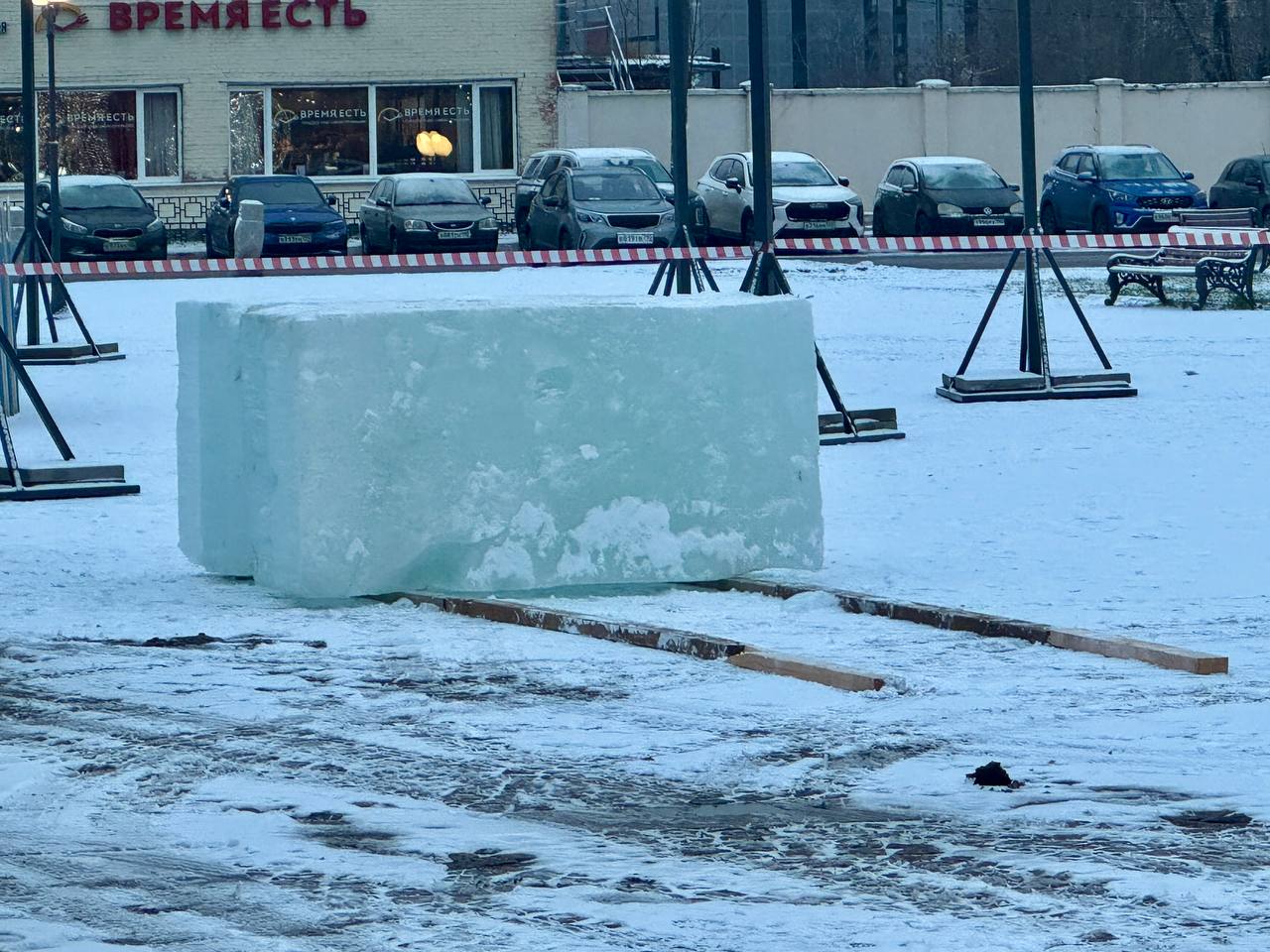 В Долгопрудном начинается строительство сказочного ледового городка В Долгопрудном начинается строительство сказочного ледового городка