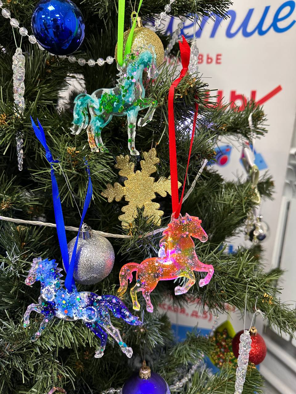 Долголеты Люберец создали новогодние игрушки из эпоксидной смолы Долголеты Люберец создали новогодние игрушки из эпоксидной смолы