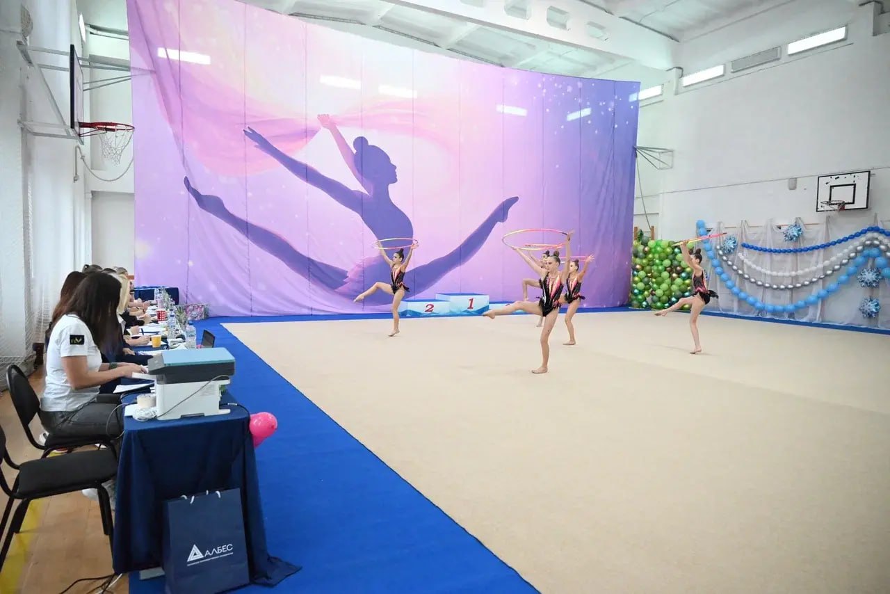 В Видновской средней общеобразовательной школе № 10 состоялось открытое первенство по художественной гимнастике, в котором приняли участие 165 спортсменов из Краснознаменска, Серпухова, Химок и Ленинского округа В Видновской средней общеобразовательной школе № 10 состоялось открытое первенство по художественной гимнастике, в котором приняли участие 165 спортсменов из Краснознаменска, Серпухова, Химок и Ленинского округа