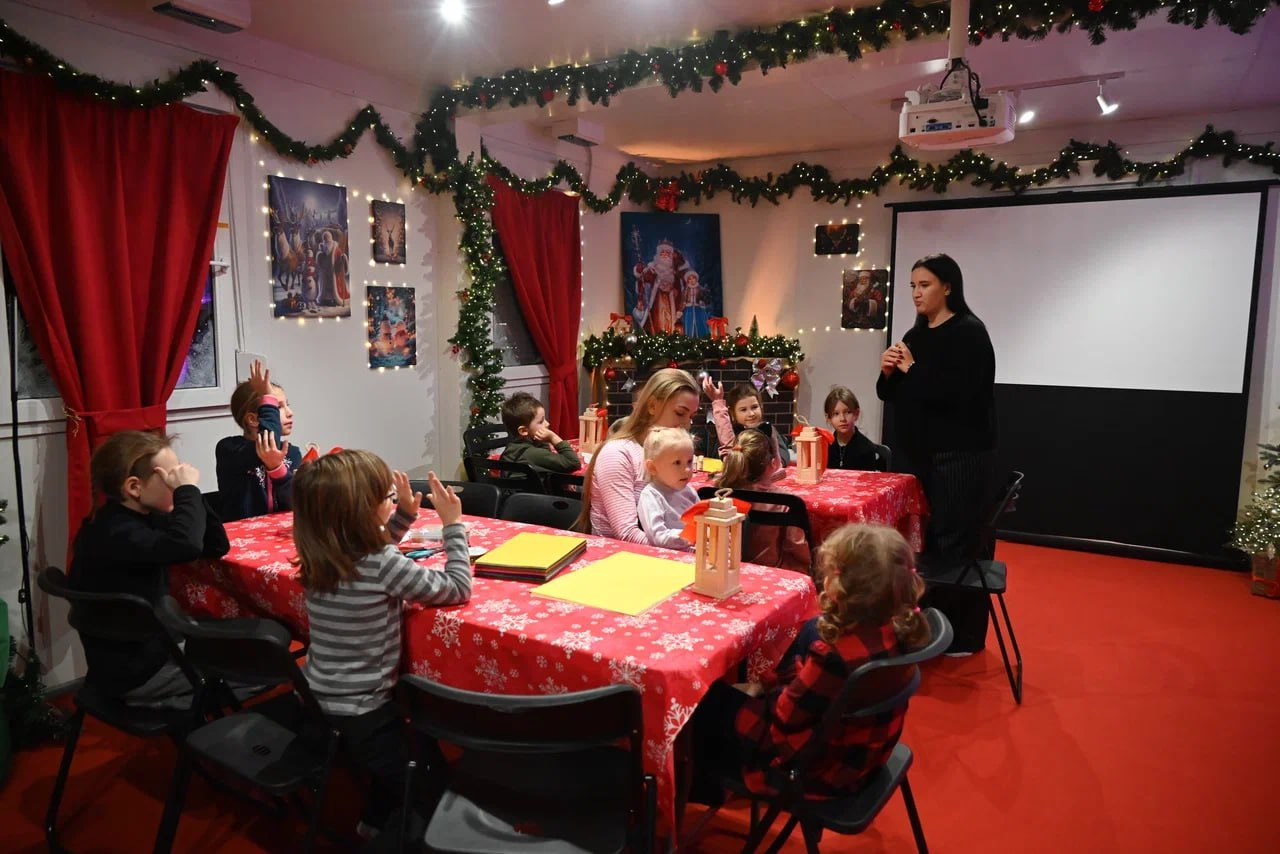 В парке «Высота», где расположена резиденция зимнего волшебника, для юных жителей Ленинского округа был организован мастер-класс по изготовлению елочных украшений В парке «Высота», где расположена резиденция зимнего волшебника, для юных жителей Ленинского округа был организован мастер-класс по изготовлению елочных украшений