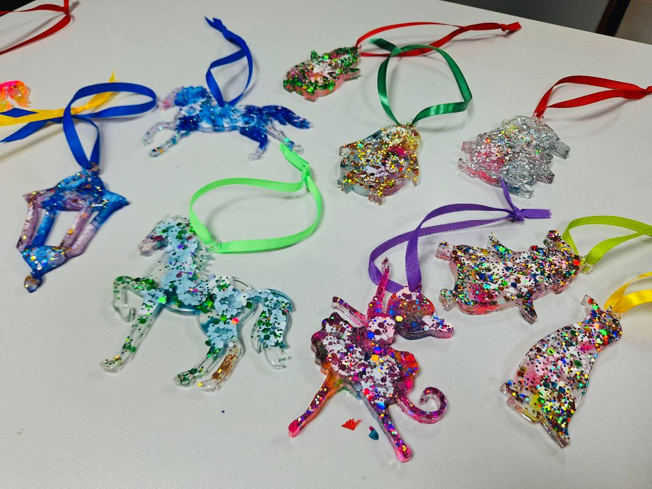 Долголеты Люберец создали новогодние игрушки из эпоксидной смолы Долголеты Люберец создали новогодние игрушки из эпоксидной смолы