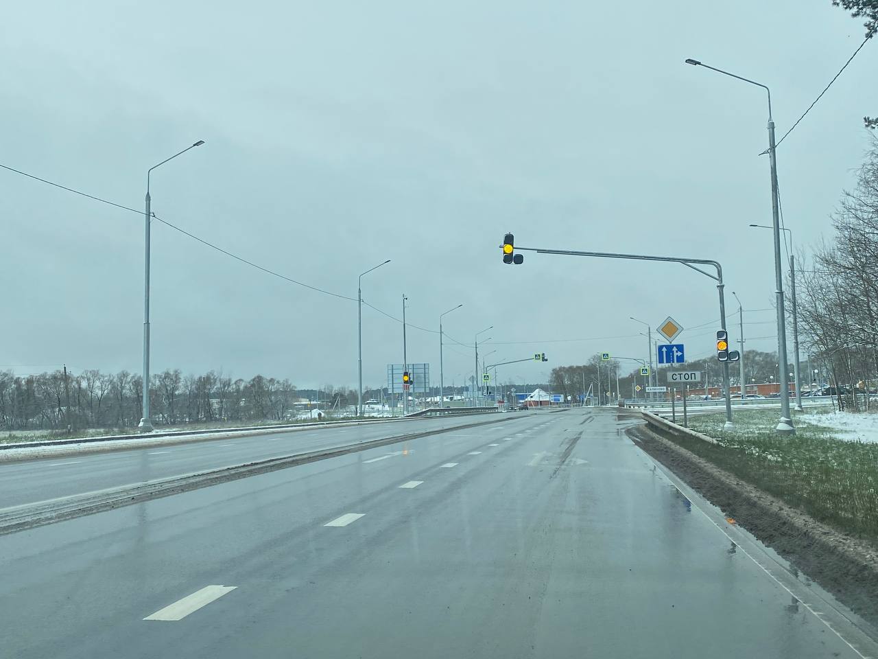 В районе деревни Калиново на автодороге «Серпухов — Протвино» с 11 декабря начнет работать новый светофорный объект В районе деревни Калиново на автодороге «Серпухов — Протвино» с 11 декабря начнет работать новый светофорный объект