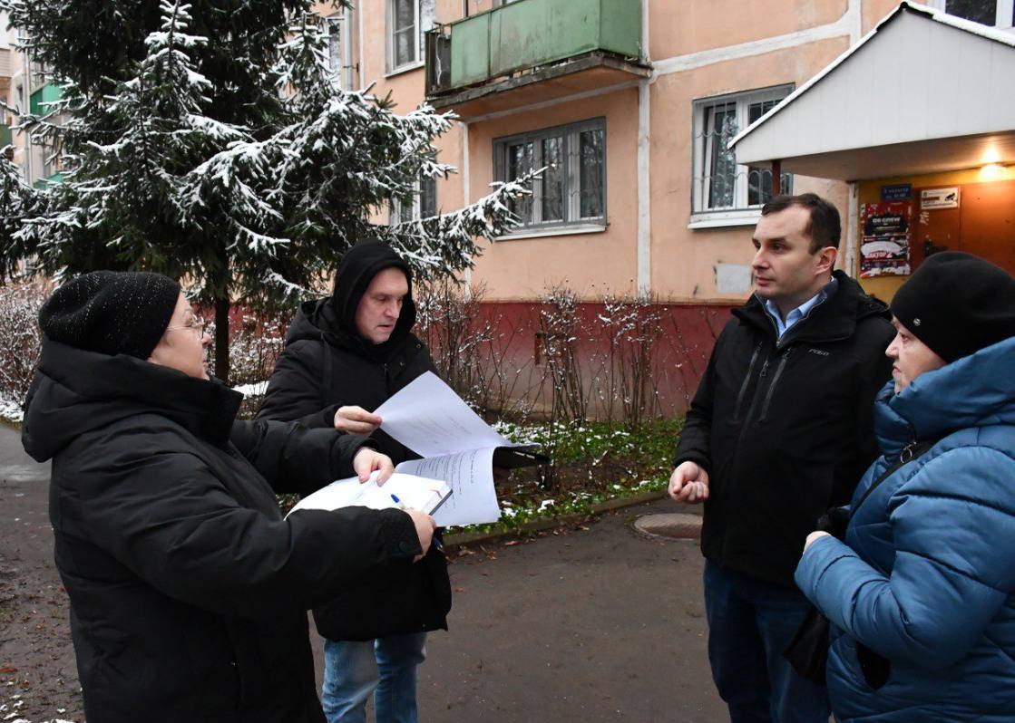 В Жуковском по адресу Дугина 27 и 29 провели встречу с жителями по вопросам благоустройства двора на следующий год