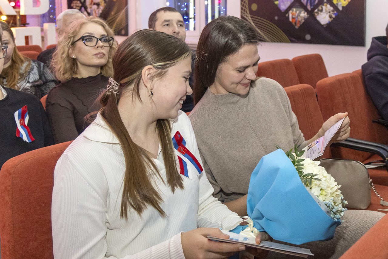 16 юных электростальцев получили свой первый паспорт в торжественной обстановке 16 юных электростальцев получили свой первый паспорт в торжественной обстановке