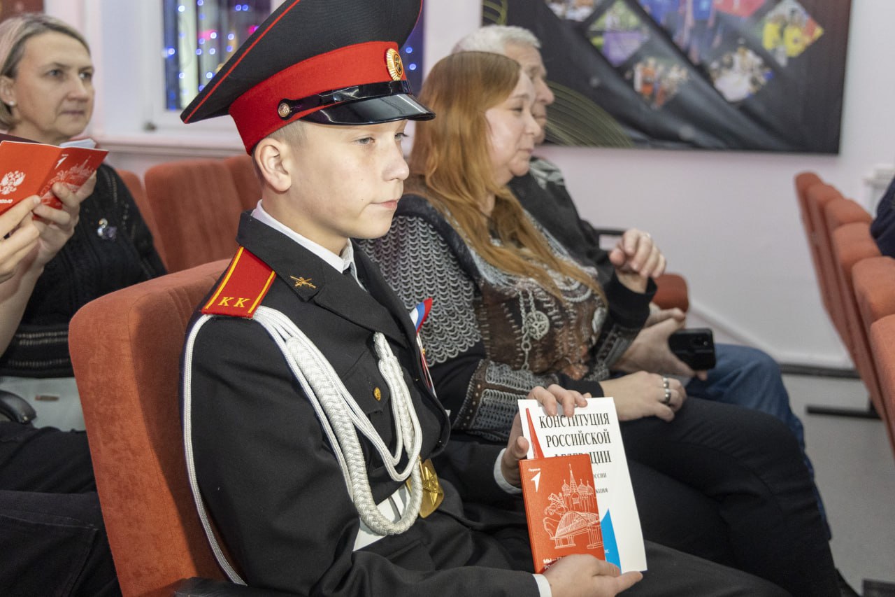 16 юных электростальцев получили свой первый паспорт в торжественной обстановке 16 юных электростальцев получили свой первый паспорт в торжественной обстановке