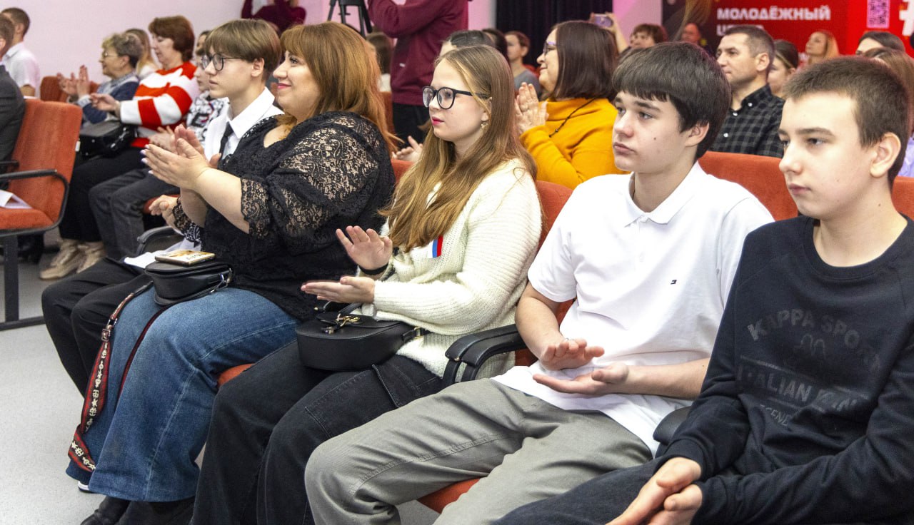 16 юных электростальцев получили свой первый паспорт в торжественной обстановке 16 юных электростальцев получили свой первый паспорт в торжественной обстановке