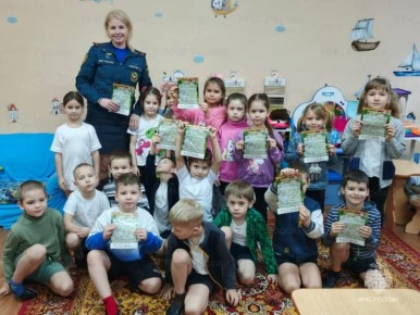 Юным жителям Оболенска рассказали о правилах безопасности в новогодние праздники