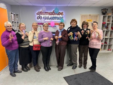 Долголеты Люберец создали новогодние игрушки из эпоксидной смолы