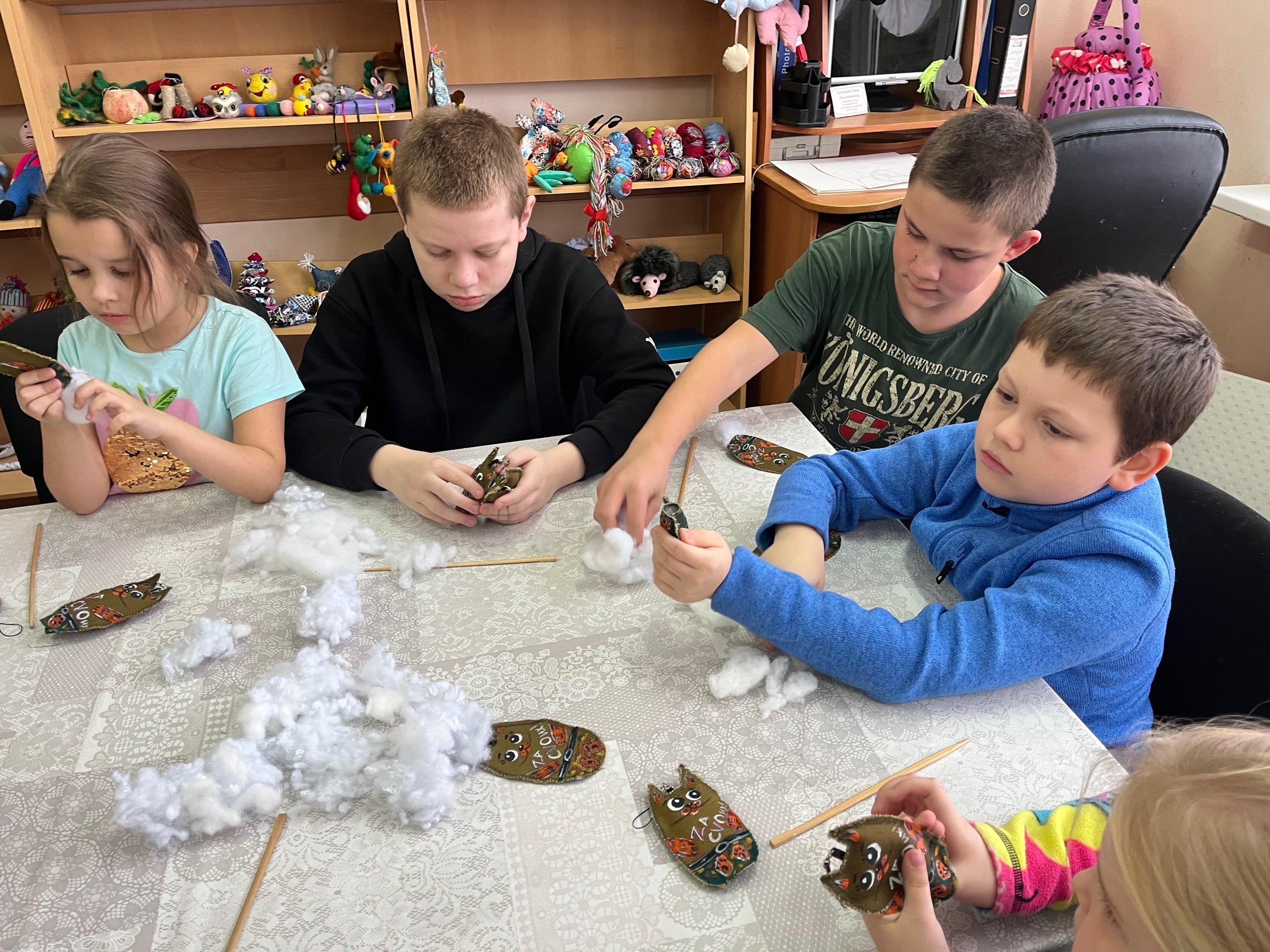 Котики-обереги: в Ступино шьют и рисуют талисманы для участников СВО