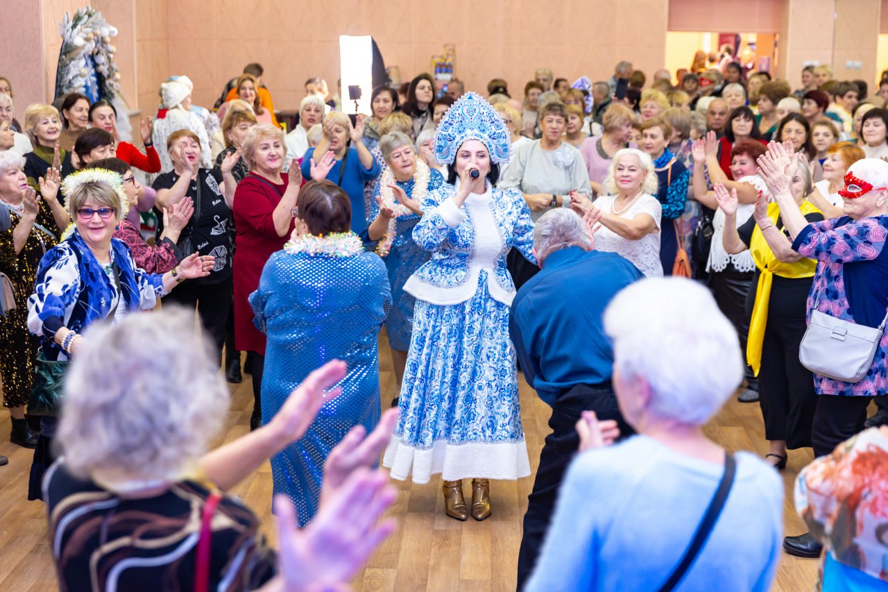 «Новый год к нам мчится!». В преддверии главного праздника зимы в ДК на пл. Пушкина прошла яркая и насыщенная шоу-программа, которая собрала участников проекта «Активное долголетие» и подарила им по-настоящему праздничное... «Новый год к нам мчится!». В преддверии главного праздника зимы в ДК на пл. Пушкина прошла яркая и насыщенная шоу-программа, которая собрала участников проекта «Активное долголетие» и подарила им по-настоящему праздничное...