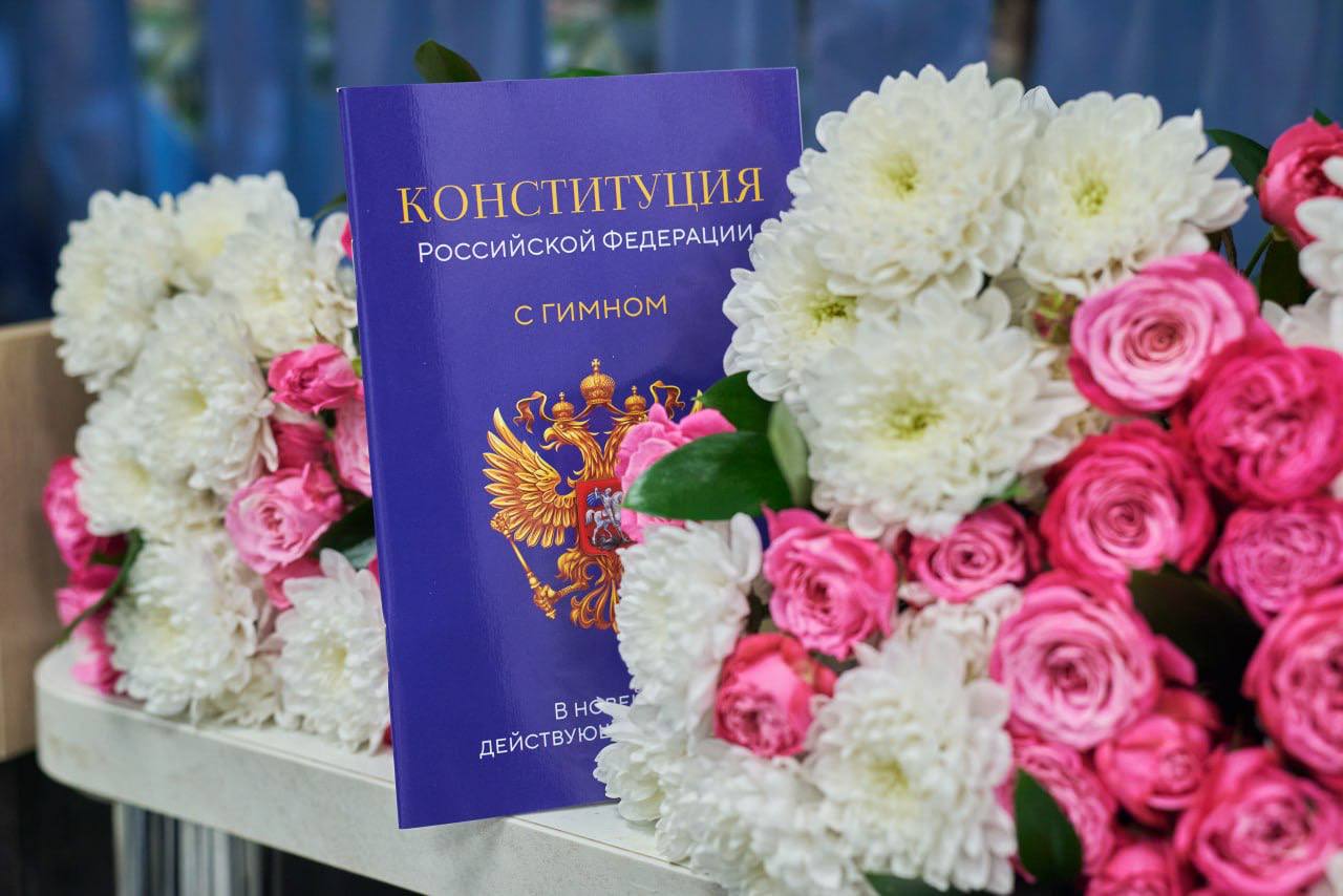 Михаил Собакин: В преддверии Дня Конституции вместе с командиром воинской части Чехов-7 Сергеем Анатольевичем Скворцовым в торжественной обстановке вручили паспорта юным жителям муниципального округа Чехов Михаил Собакин: В преддверии Дня Конституции вместе с командиром воинской части Чехов-7 Сергеем Анатольевичем Скворцовым в торжественной обстановке вручили паспорта юным жителям муниципального округа Чехов