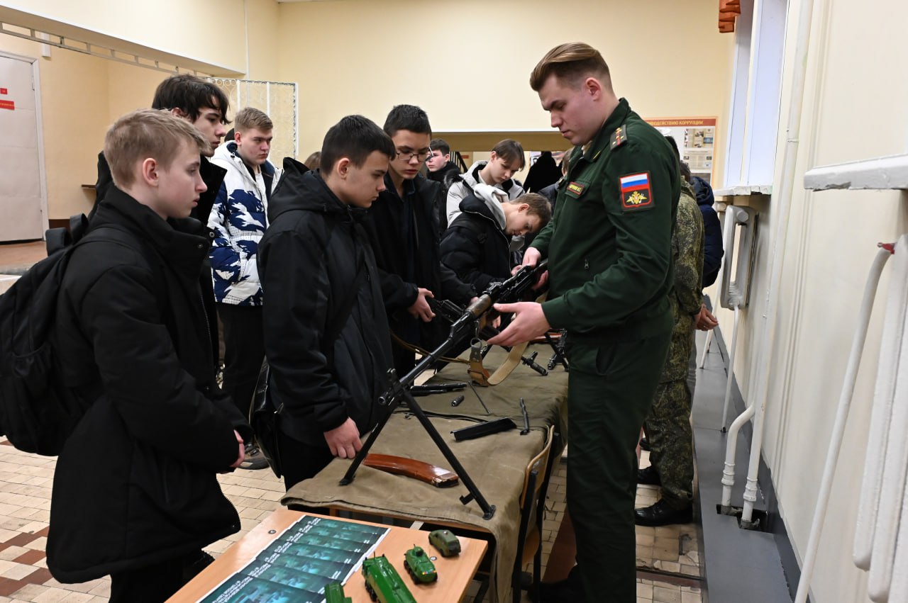 «Ракетные войска — надёжный щит»: старшеклассники Серпухова познакомились с военной профессией «Ракетные войска — надёжный щит»: старшеклассники Серпухова познакомились с военной профессией