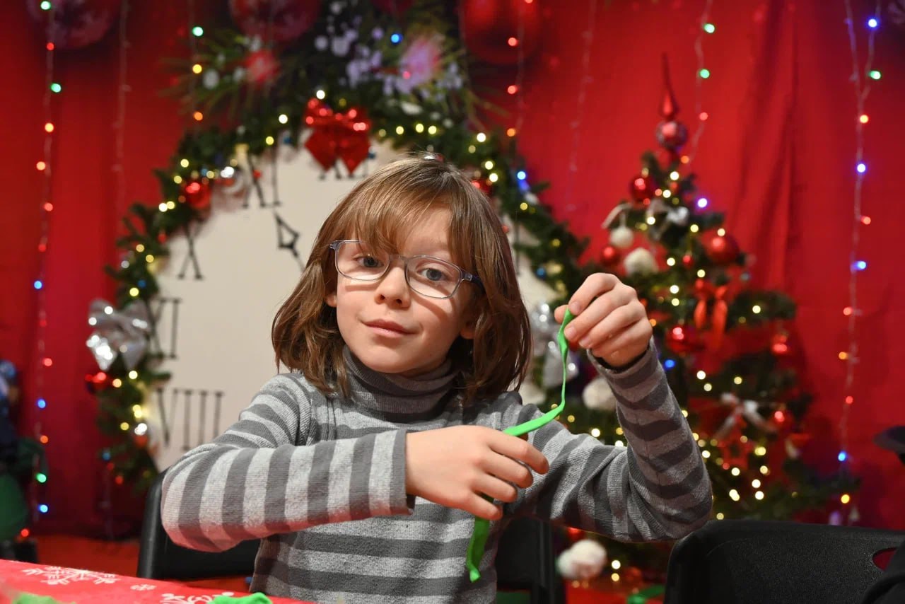 В парке «Высота», где расположена резиденция зимнего волшебника, для юных жителей Ленинского округа был организован мастер-класс по изготовлению елочных украшений В парке «Высота», где расположена резиденция зимнего волшебника, для юных жителей Ленинского округа был организован мастер-класс по изготовлению елочных украшений