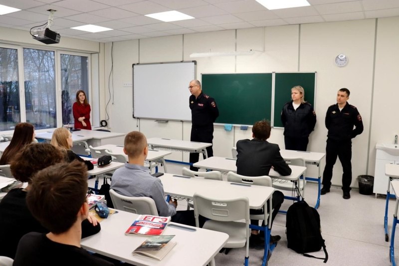 Сотрудники полиции УМВД России по г.о. Воскресенск провели для учеников старших классов одной из местных школ акцию «Будь в форме», направленную на популяризацию службы в органах внутренних дел