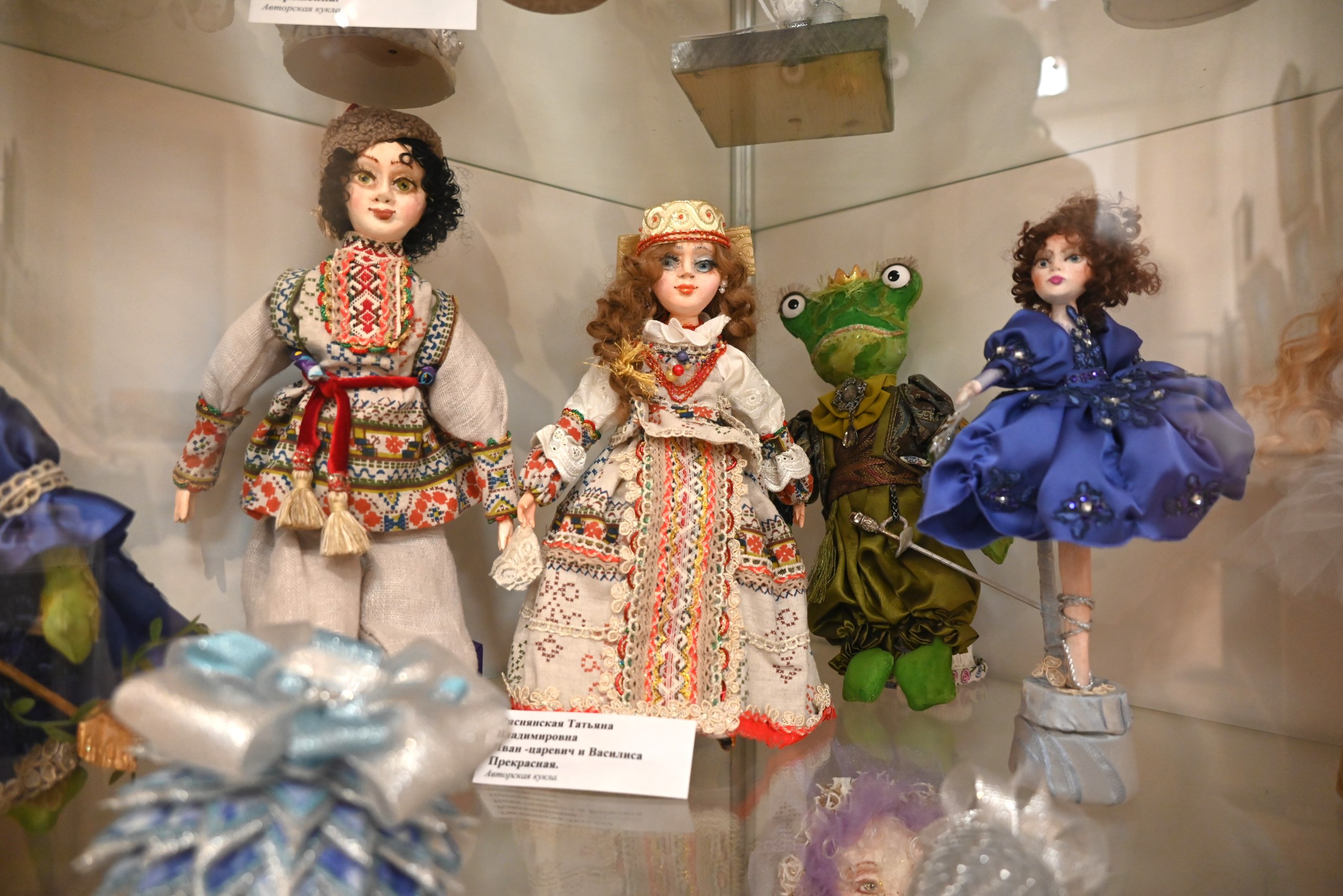 В Историко-культурном центре открылась выставка «Кукольный мир», где представили работы участниц арт-студии «Абажур» из проекта «Активное долголетие», инициированного губернатором Московской области Андреем Воробьевым В Историко-культурном центре открылась выставка «Кукольный мир», где представили работы участниц арт-студии «Абажур» из проекта «Активное долголетие», инициированного губернатором Московской области Андреем Воробьевым