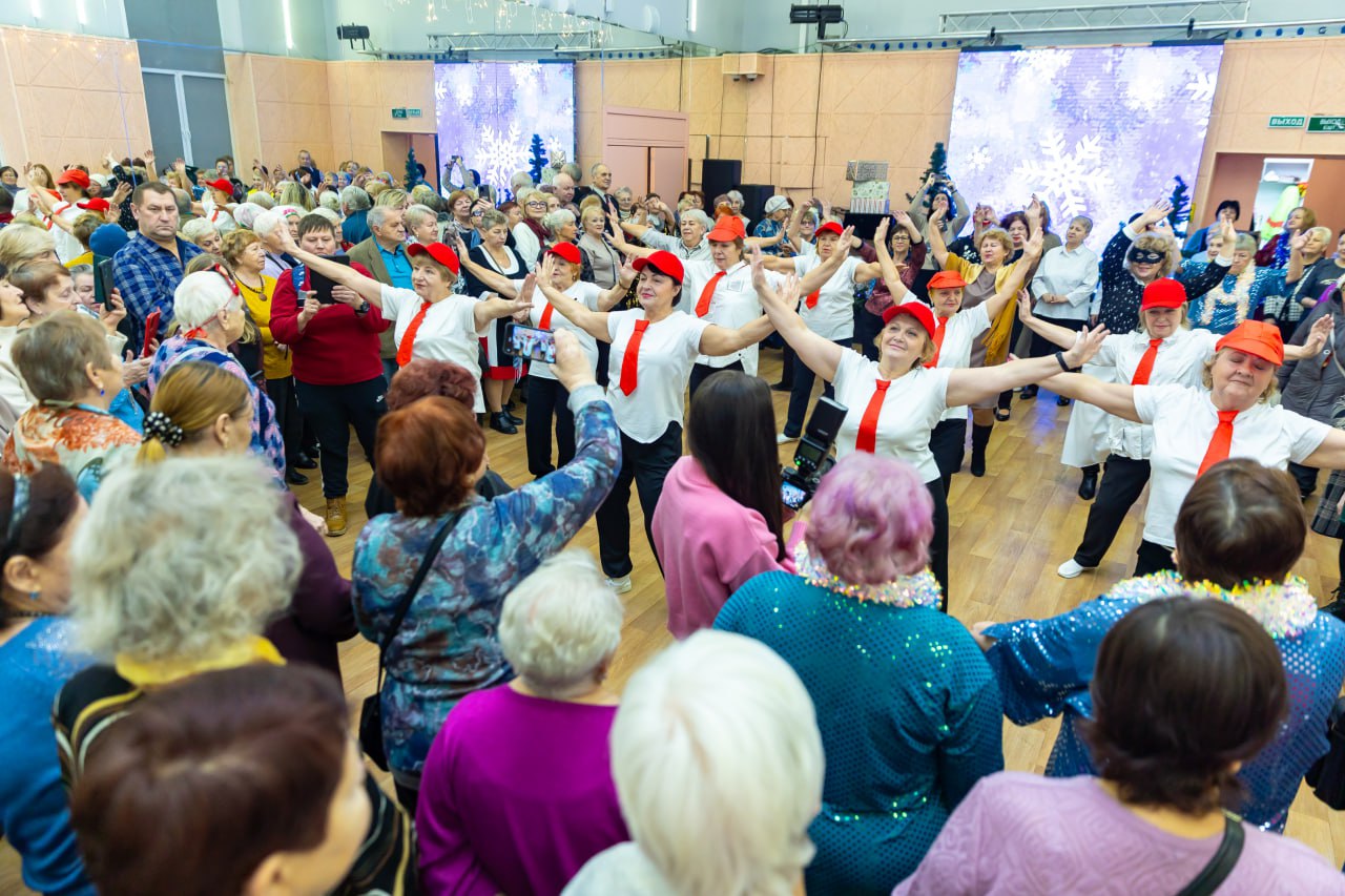 «Новый год к нам мчится!». В преддверии главного праздника зимы в ДК на пл. Пушкина прошла яркая и насыщенная шоу-программа, которая собрала участников проекта «Активное долголетие» и подарила им по-настоящему праздничное... «Новый год к нам мчится!». В преддверии главного праздника зимы в ДК на пл. Пушкина прошла яркая и насыщенная шоу-программа, которая собрала участников проекта «Активное долголетие» и подарила им по-настоящему праздничное...