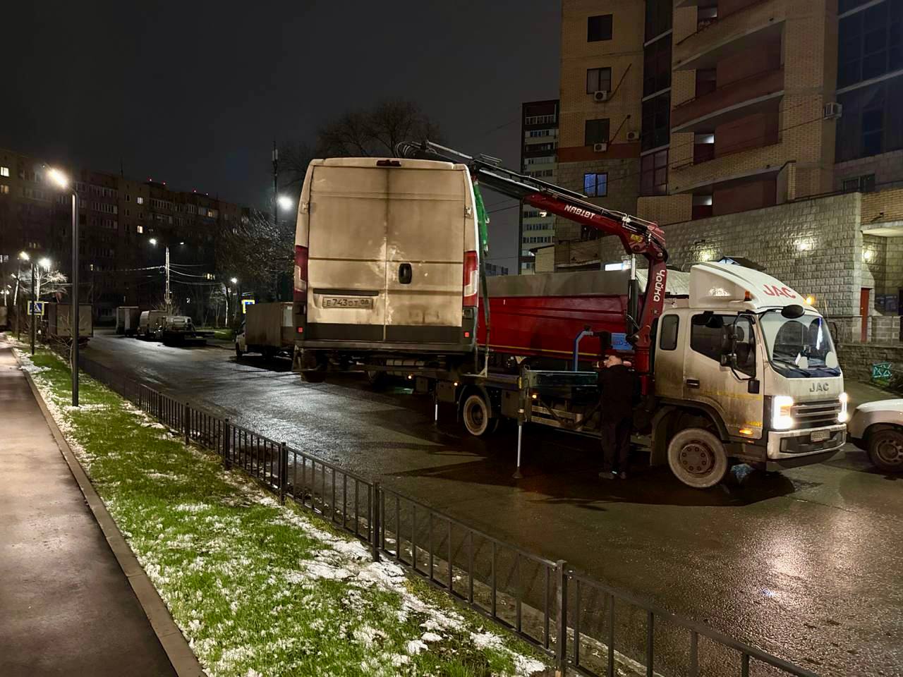 В Долгопрудном продолжается эвакуация грузовиков В Долгопрудном продолжается эвакуация грузовиков