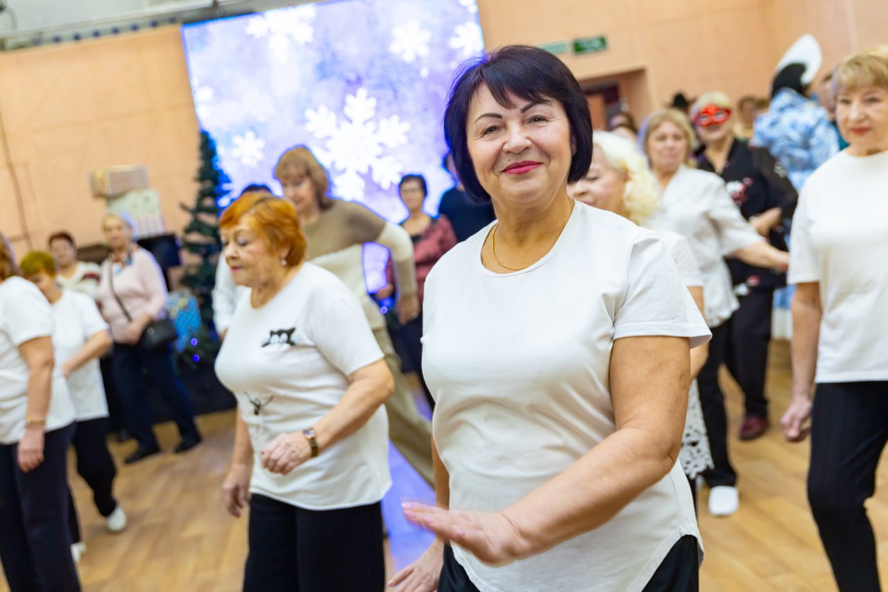 «Новый год к нам мчится!». В преддверии главного праздника зимы в ДК на пл. Пушкина прошла яркая и насыщенная шоу-программа, которая собрала участников проекта «Активное долголетие» и подарила им по-настоящему праздничное... «Новый год к нам мчится!». В преддверии главного праздника зимы в ДК на пл. Пушкина прошла яркая и насыщенная шоу-программа, которая собрала участников проекта «Активное долголетие» и подарила им по-настоящему праздничное...