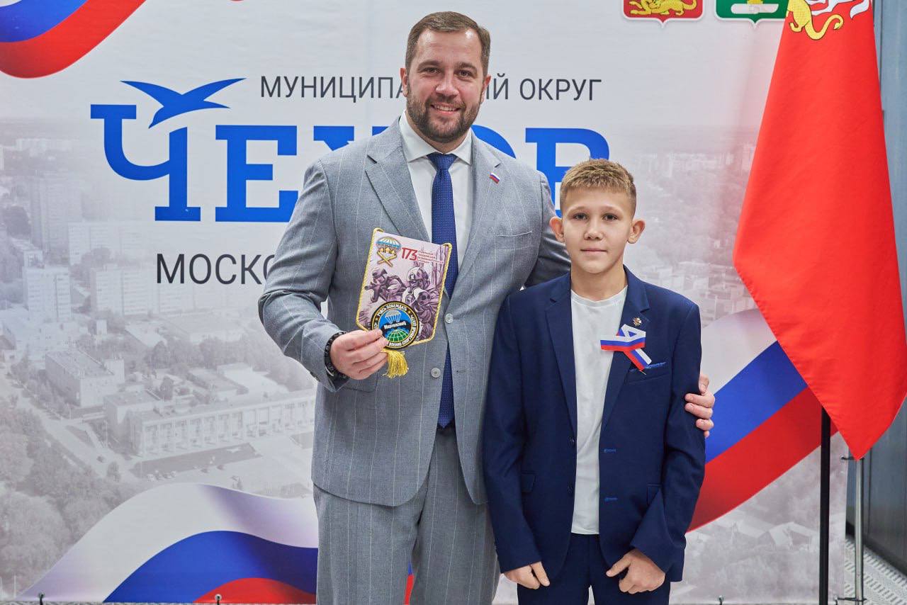 Михаил Собакин: В преддверии Дня Конституции вместе с командиром воинской части Чехов-7 Сергеем Анатольевичем Скворцовым в торжественной обстановке вручили паспорта юным жителям муниципального округа Чехов Михаил Собакин: В преддверии Дня Конституции вместе с командиром воинской части Чехов-7 Сергеем Анатольевичем Скворцовым в торжественной обстановке вручили паспорта юным жителям муниципального округа Чехов