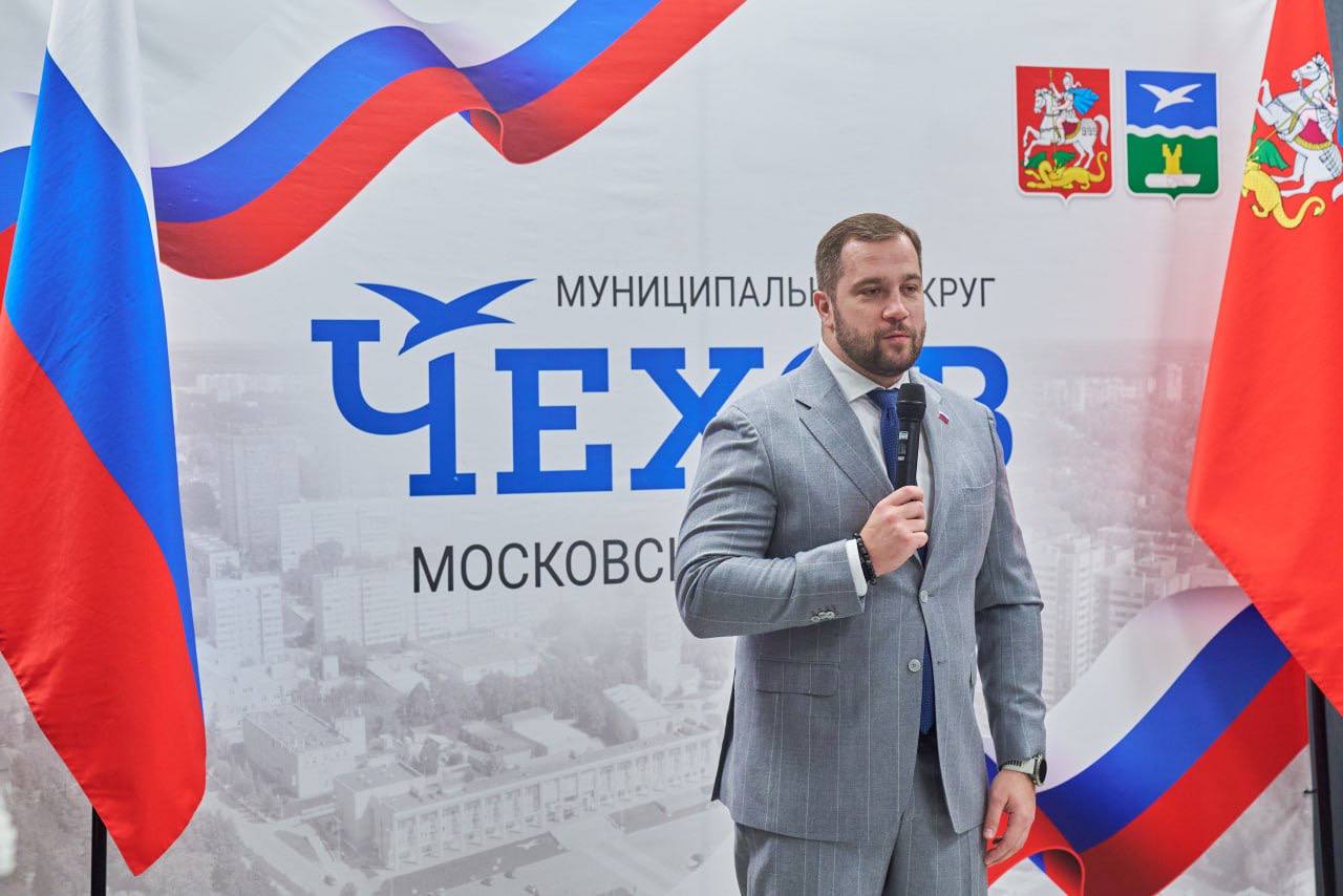 Михаил Собакин: В преддверии Дня Конституции вместе с командиром воинской части Чехов-7 Сергеем Анатольевичем Скворцовым в торжественной обстановке вручили паспорта юным жителям муниципального округа Чехов Михаил Собакин: В преддверии Дня Конституции вместе с командиром воинской части Чехов-7 Сергеем Анатольевичем Скворцовым в торжественной обстановке вручили паспорта юным жителям муниципального округа Чехов