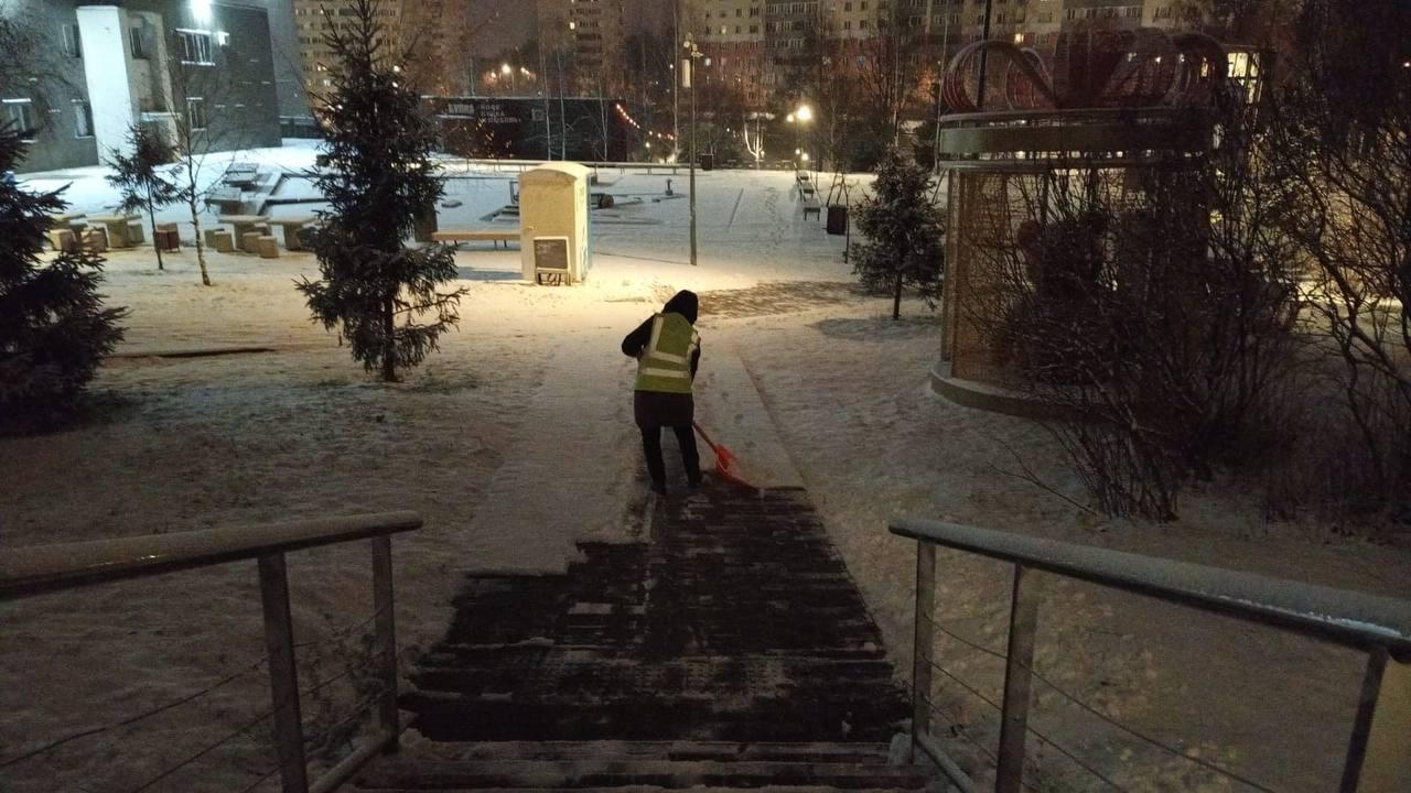 В Ленинском городском округе в связи с выпавшим снегом коммунальные службы муниципалитета начали плановую работу по очистке территорий В Ленинском городском округе в связи с выпавшим снегом коммунальные службы муниципалитета начали плановую работу по очистке территорий