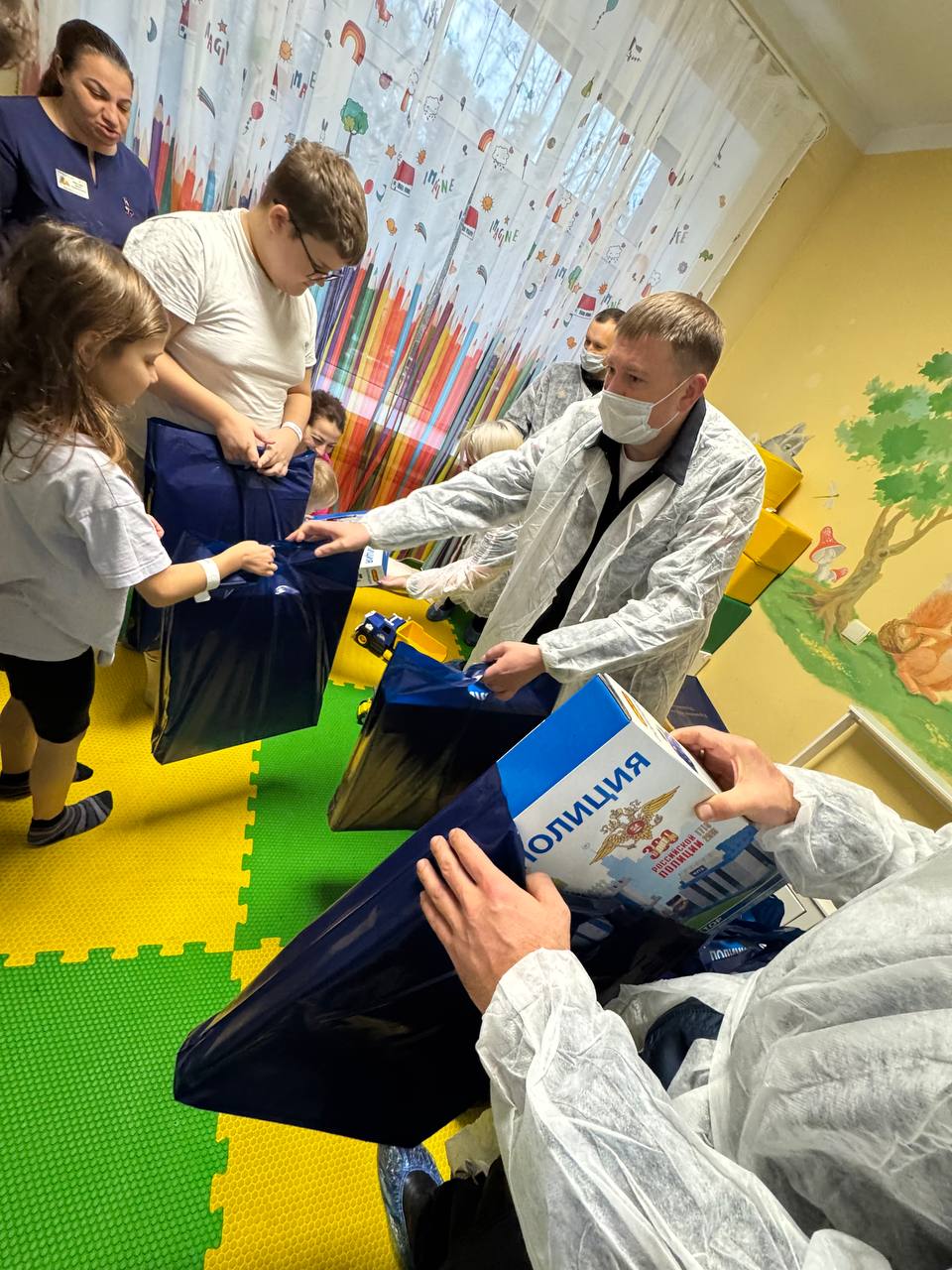 В рамках доброй благотворительной акции «Коробка храбрости» сотрудники УМВД России «Пушкинское» посетили Пушкинскую клиническую больницу имени профессора Розанова В.Н В рамках доброй благотворительной акции «Коробка храбрости» сотрудники УМВД России «Пушкинское» посетили Пушкинскую клиническую больницу имени профессора Розанова В.Н