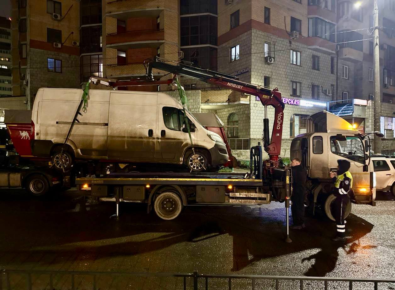 В Долгопрудном продолжается эвакуация грузовиков В Долгопрудном продолжается эвакуация грузовиков
