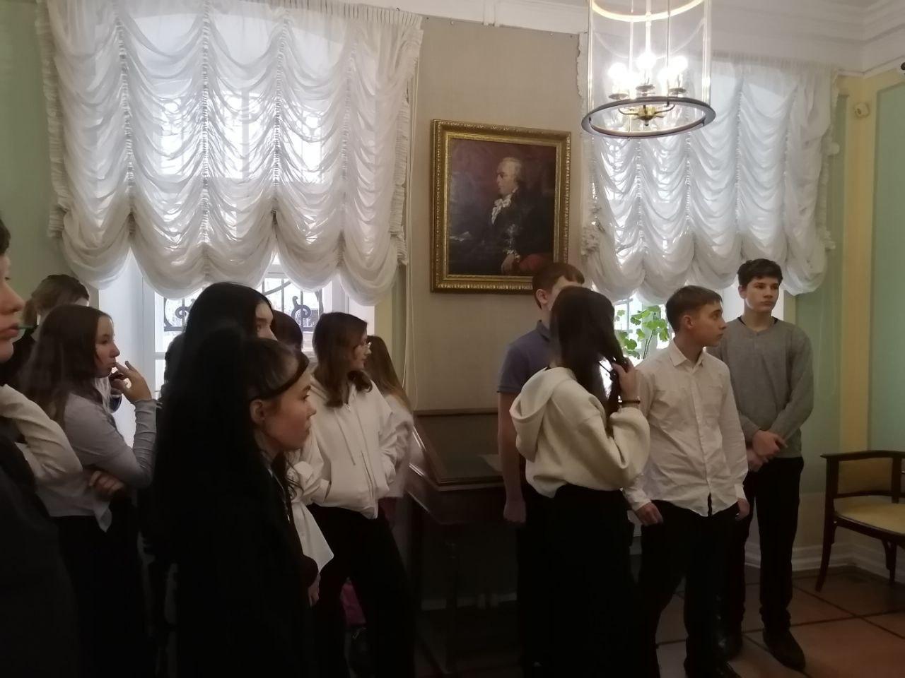 В рамках недели функциональной грамотности , учащиеся 5Ж, 9В и 9Е классов посетили музей «Усадьба Лопасня–Зачатьевское» и погрузились в атмосферу старинного дворянского поместья В рамках недели функциональной грамотности , учащиеся 5Ж, 9В и 9Е классов посетили музей «Усадьба Лопасня–Зачатьевское» и погрузились в атмосферу старинного дворянского поместья
