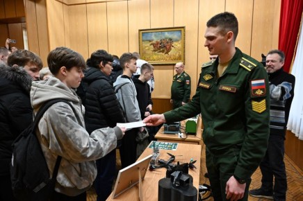 «Ракетные войска — надёжный щит»: старшеклассники Серпухова познакомились с военной профессией
