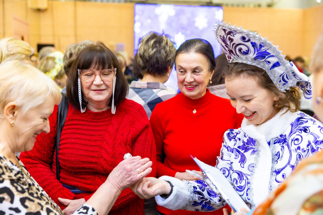 «Новый год к нам мчится!». В преддверии главного праздника зимы в ДК на пл. Пушкина прошла яркая и насыщенная шоу-программа, которая собрала участников проекта «Активное долголетие» и подарила им по-настоящему праздничное... «Новый год к нам мчится!». В преддверии главного праздника зимы в ДК на пл. Пушкина прошла яркая и насыщенная шоу-программа, которая собрала участников проекта «Активное долголетие» и подарила им по-настоящему праздничное...