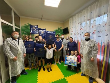 В рамках доброй благотворительной акции «Коробка храбрости» сотрудники УМВД России «Пушкинское» посетили Пушкинскую клиническую больницу имени профессора Розанова В.Н