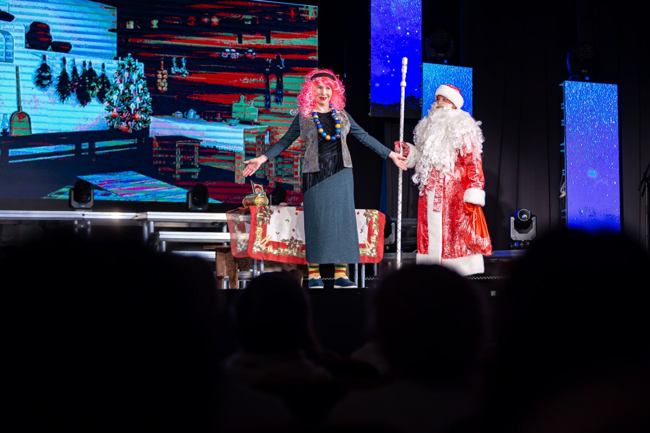 «Новый год к нам мчится!». В преддверии главного праздника зимы в ДК на пл. Пушкина прошла яркая и насыщенная шоу-программа, которая собрала участников проекта «Активное долголетие» и подарила им по-настоящему праздничное... «Новый год к нам мчится!». В преддверии главного праздника зимы в ДК на пл. Пушкина прошла яркая и насыщенная шоу-программа, которая собрала участников проекта «Активное долголетие» и подарила им по-настоящему праздничное...