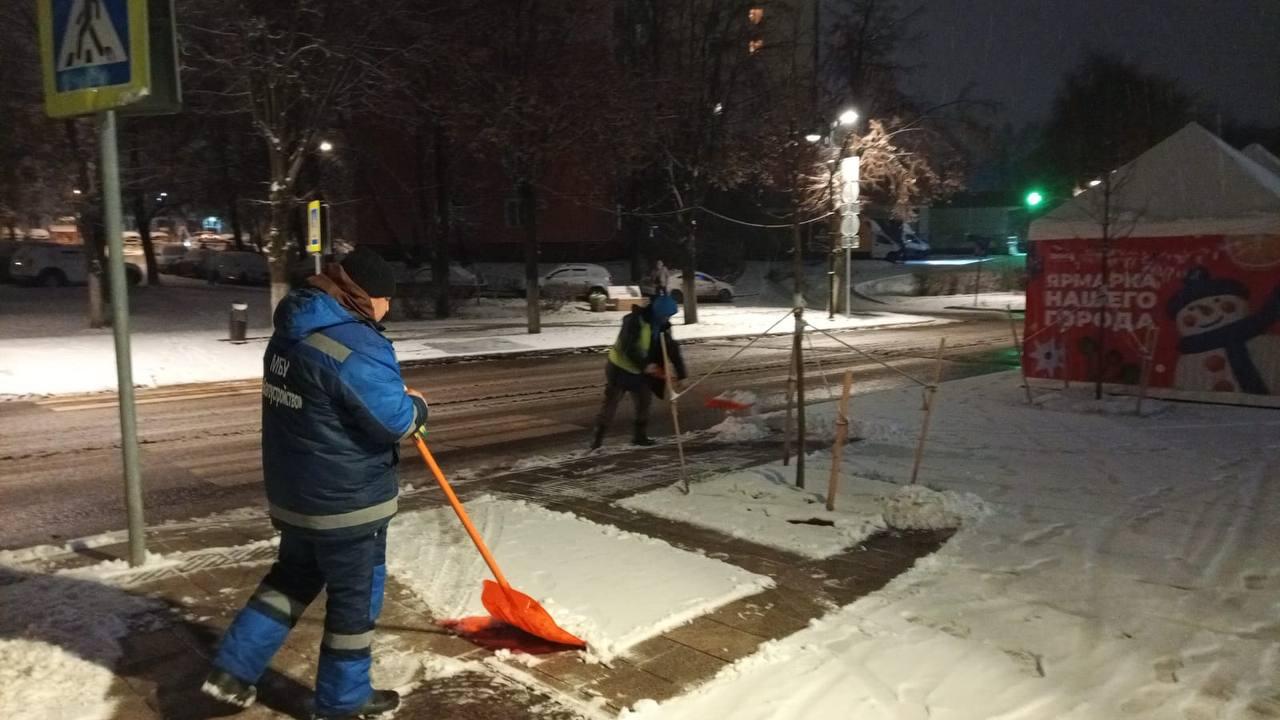 В Ленинском городском округе в связи с выпавшим снегом коммунальные службы муниципалитета начали плановую работу по очистке территорий