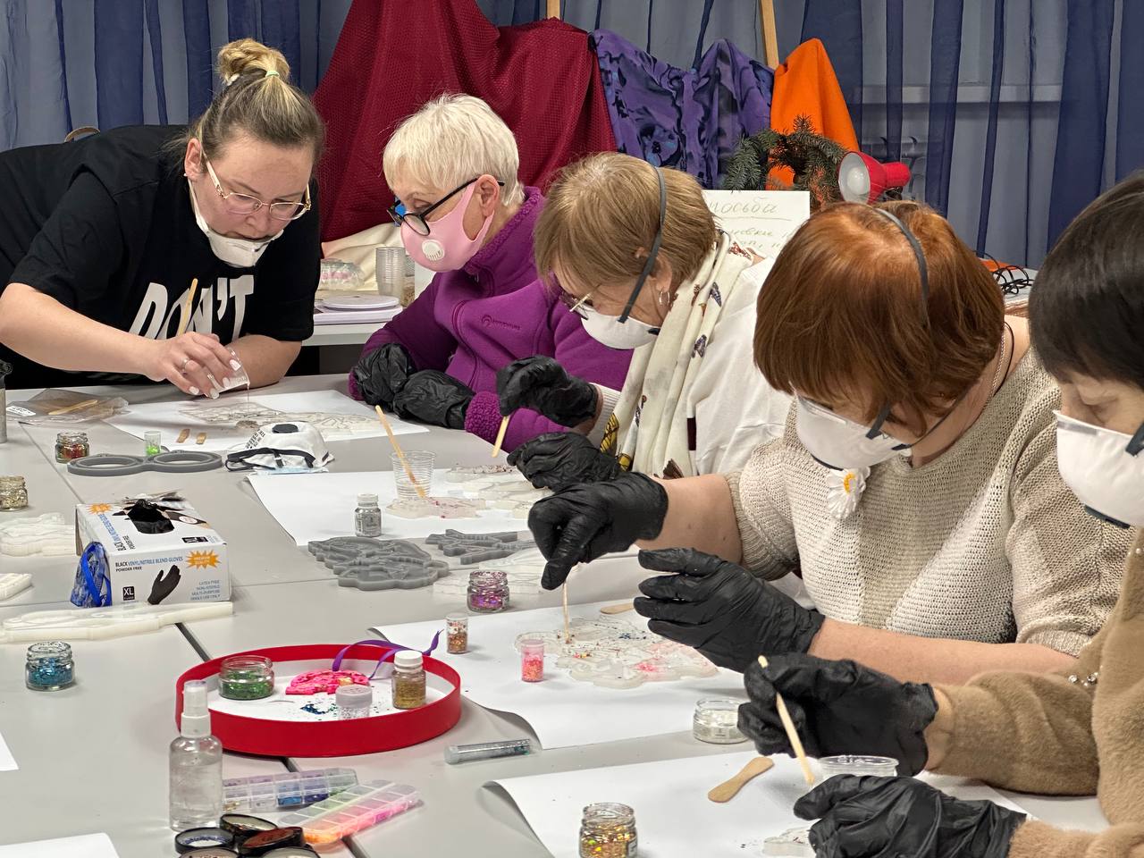 Долголеты Люберец создали новогодние игрушки из эпоксидной смолы Долголеты Люберец создали новогодние игрушки из эпоксидной смолы