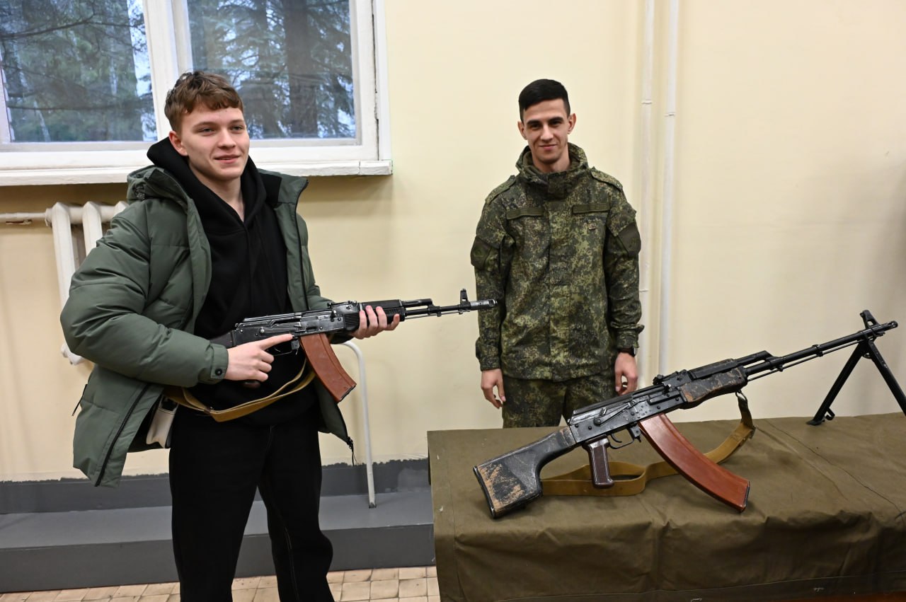 «Ракетные войска — надёжный щит»: старшеклассники Серпухова познакомились с военной профессией «Ракетные войска — надёжный щит»: старшеклассники Серпухова познакомились с военной профессией