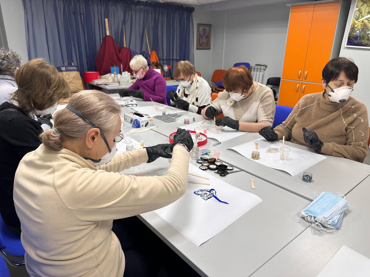 Долголеты Люберец создали новогодние игрушки из эпоксидной смолы Долголеты Люберец создали новогодние игрушки из эпоксидной смолы