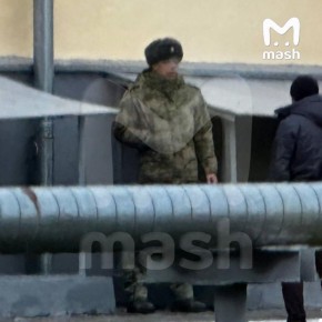 Охрана, неограниченные доступ к телефону и перекуры, офицерские форма и распорядок дня