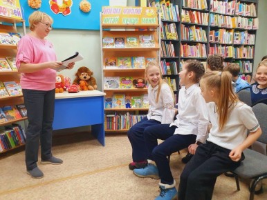 . В рамках недели информационной грамотности сотрудники Городской библиотеки №2 провели библиотечный урок «Почитаем, поиграем, отдохнём – время с пользой проведём»